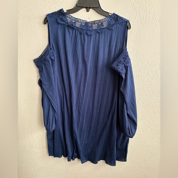 💥New York Laundry Navy Cold Shoulder Lace Top 3X - Picture 3 of 9